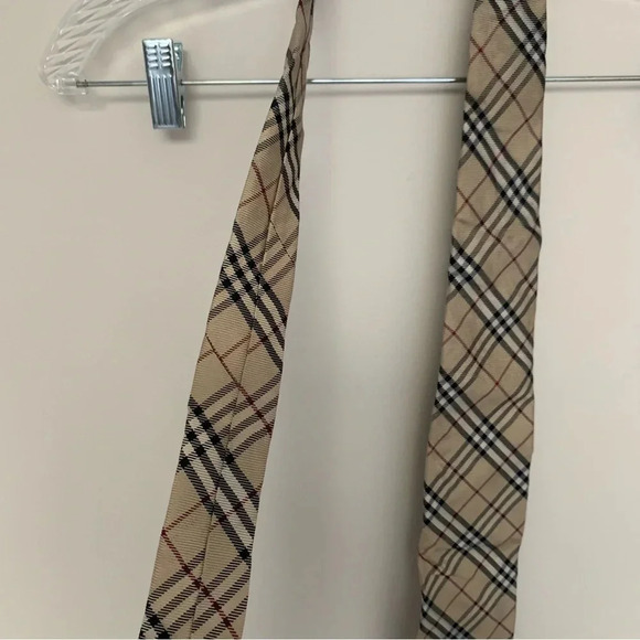 Burberry 100% Silk  Tie - Picture 6 of 11